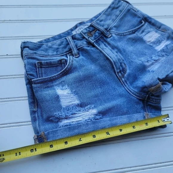 Bullhead Denim Co. Women's Size 1/ 22 Blue High Rise Jeans Shorts Distressed - Picture 2 of 10